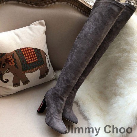Jimmy Choo Maine 100 Kneet Boots Kvinner Semsket Skinn Med Crystal Pyntet Hæl Grå