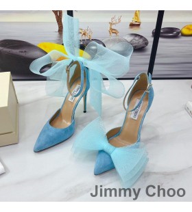 Jimmy Choo Averly100 íŽŒí”„ëŠ” ì—¬ì„± ìŠ¤ì›¨ì´ë“œì™€ í•¨ê»˜ ëŒ€í˜• ë©”ì‹œ ë¦¬ë³¸ í•˜ëŠ˜ìƒ‰