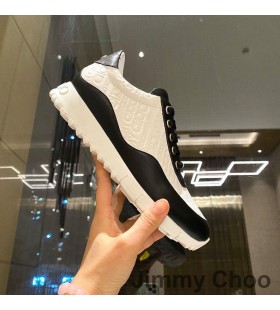 Jimmy Choo Monza 운동화는 여자 가죽 돋을새김된 로고를 가진 까만