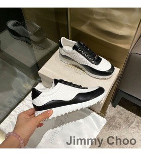 Jimmy Choo Monza 운동화는 여자 가죽 돋을새김된 로고를 가진 까만